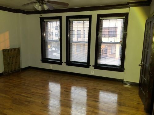 Building Photo - 846 W Montrose Ave