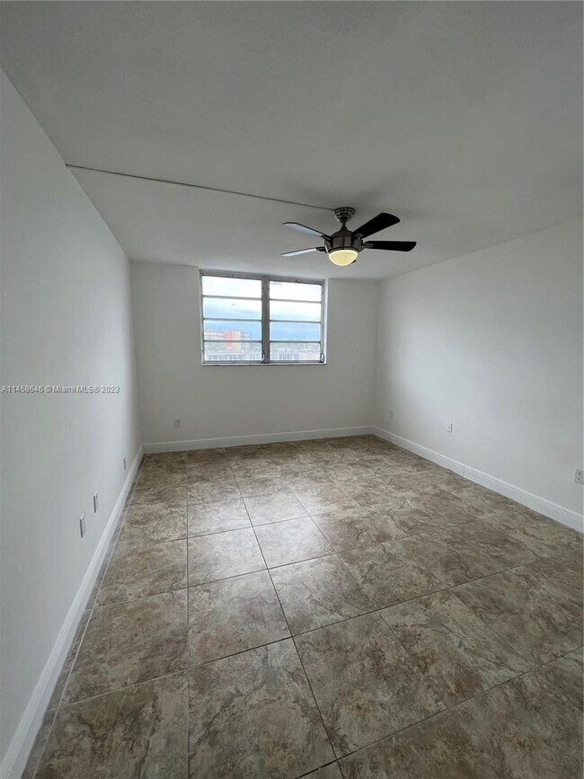 Foto del edificio - 1700 NE 191st St