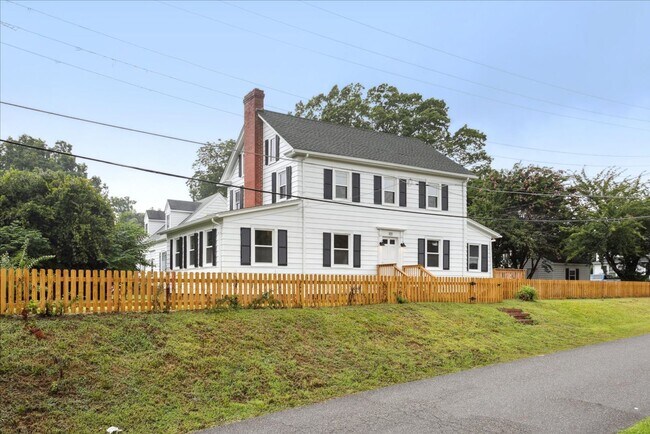 Foto del edificio - 4BR Historic Yorktown Home | Updated Kitchen & Baths | Near Yorktown Beach