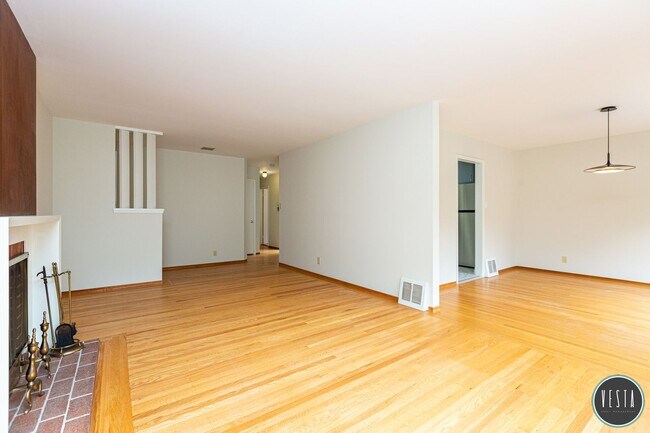Building Photo - SPACIOUS MID-CENTURY 3BR HOME NEAR PORTOLA...