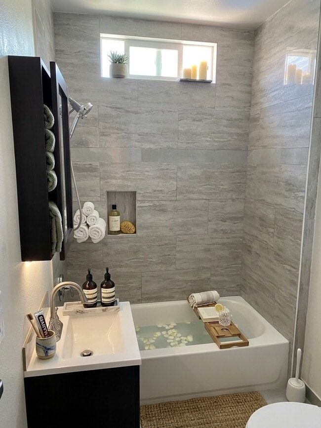 Bathroom - 2634 S Redondo Blvd