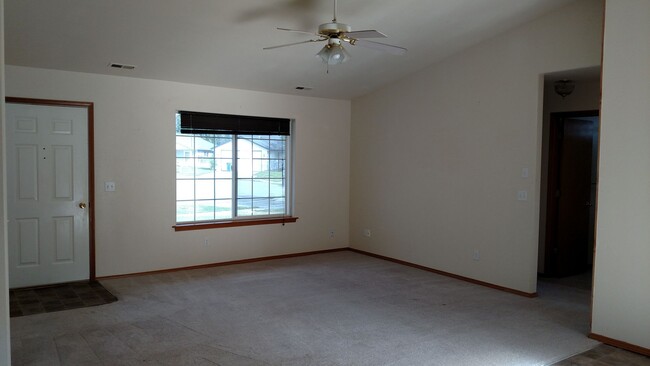Building Photo - 3 Bed/2 Bath in Heartland