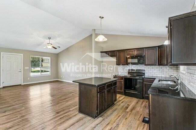 Foto del edificio - Large 4 bedroom 3 bathroom duplex