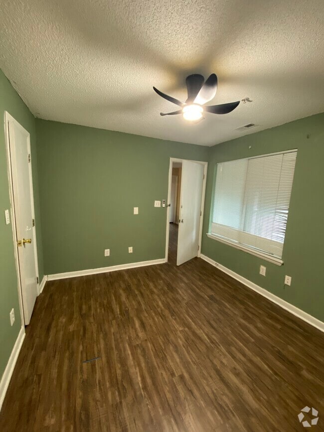 Building Photo - 1221 University Ct