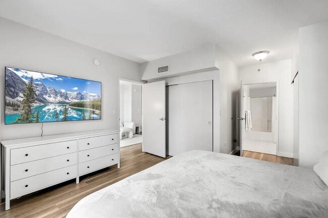 Foto del edificio - ONE  Bdrm Move-in ready FULLY FURNISHED