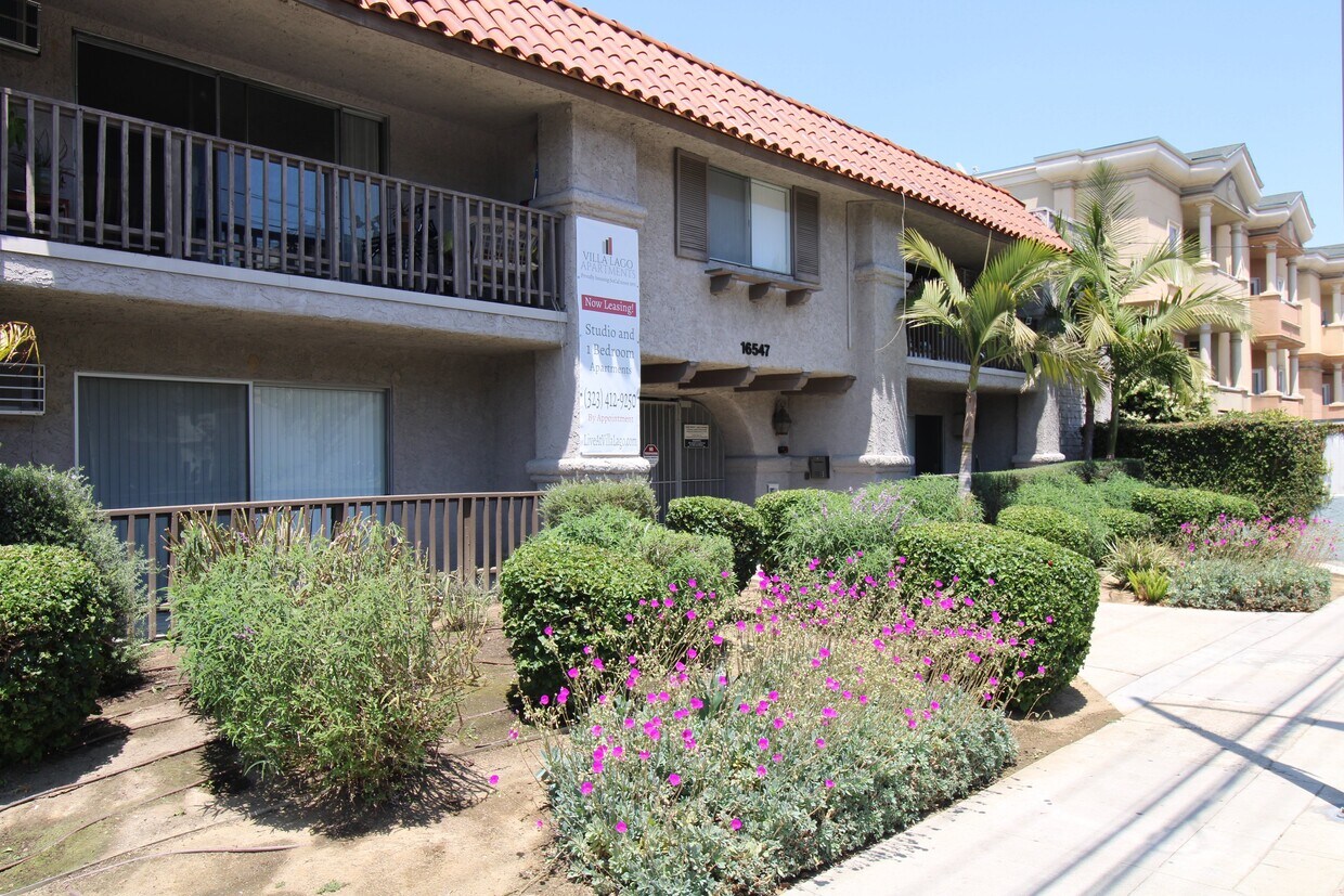 Villa Lago Apartments in Lake Balboa, CA