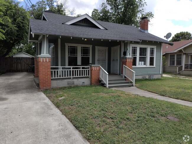 Building Photo - 826 W Lynwood Ave