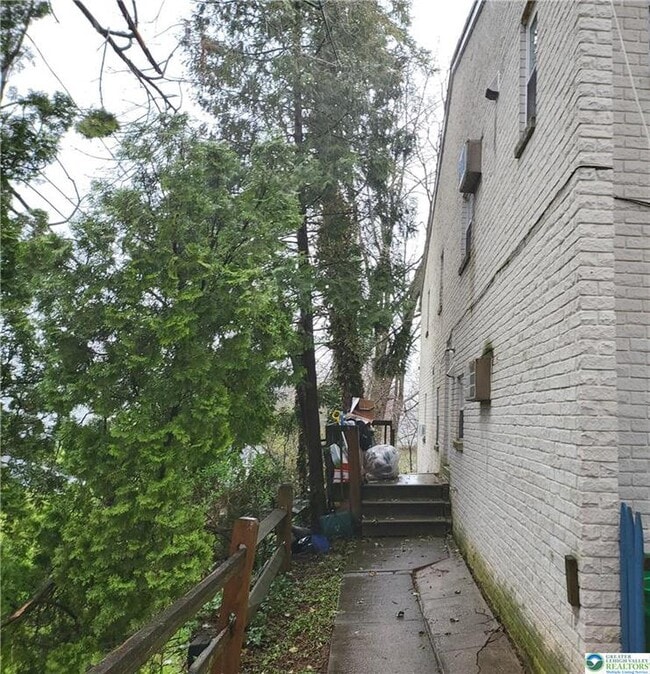Building Photo - 1315 S 10th St