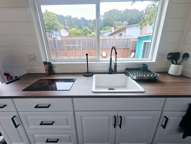 Building Photo - Tiny House in Linda Mar (Pacifica)! All Ut...