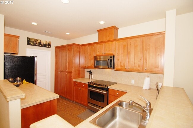 Kitchen with lots of storage - 6850 Summerlinn Way