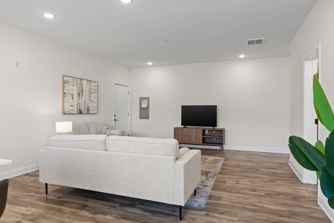 Building Photo - 2318 E Main St