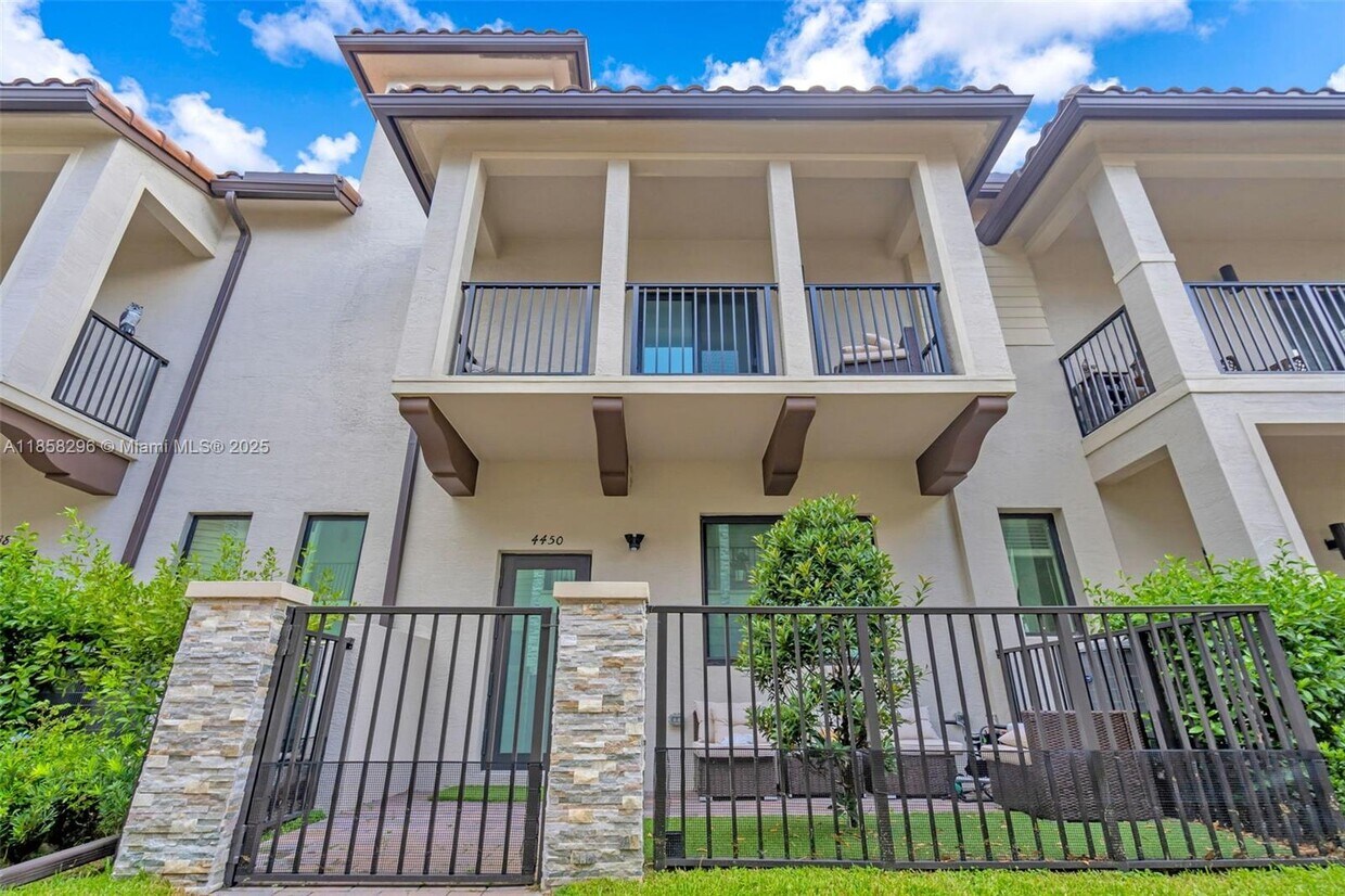 Foto principal - 4450 NW 83rd Pkwy