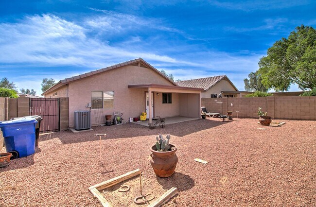 Building Photo - Charming Single Level 3 Bedroom + 2 Bathro...