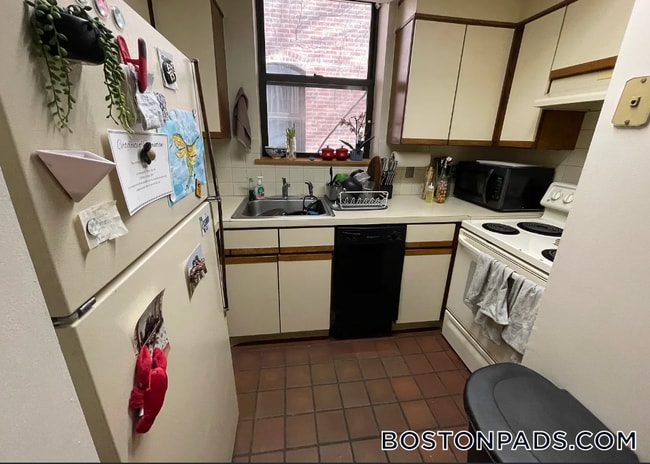 Building Photo - 102 Gainsborough St