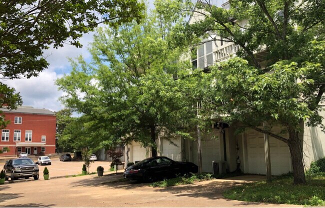 Building Photo - 1402 E Jackson Ave