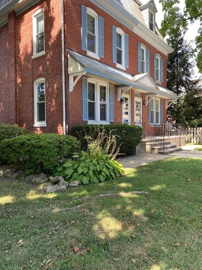 Building Photo - 5 br, 1.5 bath House - 18 LYNNE AVE