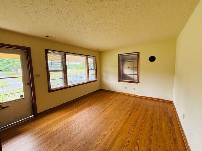 Foto del edificio - 1504 Thomas Ln