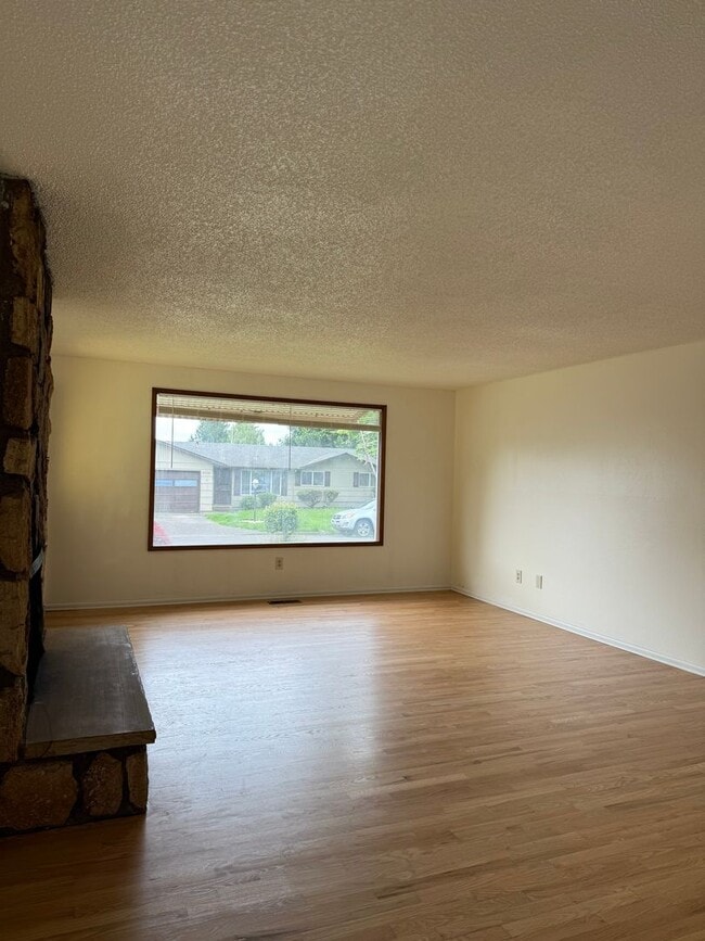 Building Photo - Great location in Milwaukie, OR! 3 bedroom 1 bath home with a large yard!