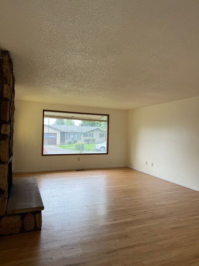 Foto del edificio - Great location in Milwaukie, OR! 3 bedroom 1 bath home with a large yard!