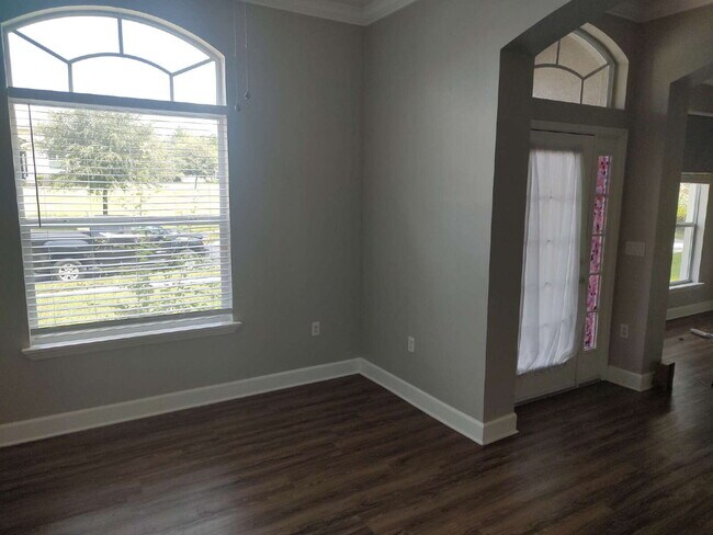 Foto del edificio - "Spacious 4-Bedroom with 3 Full Baths - 2,...