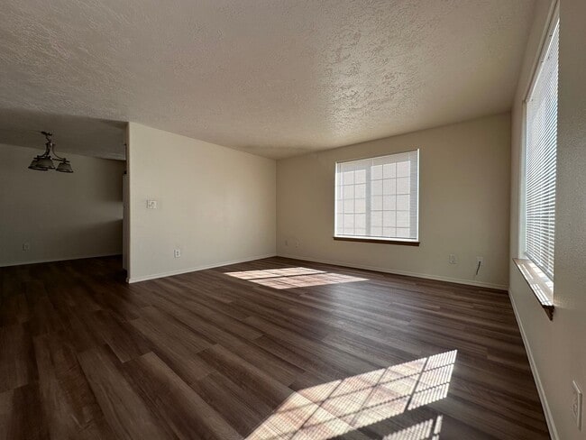 Building Photo - Stunning Spacious Duplex near Fairview Village!