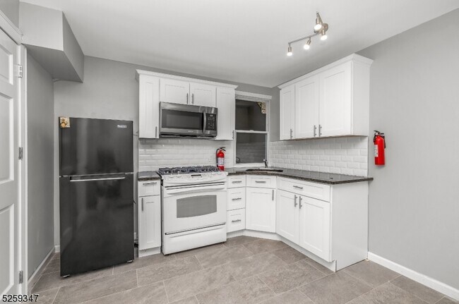 Building Photo - 175 Banta Ave