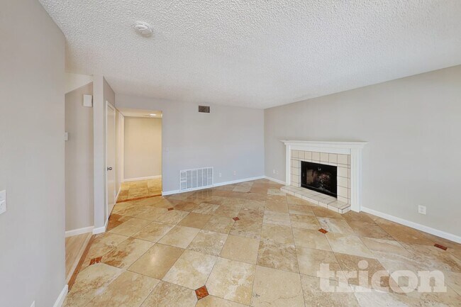 Foto del edificio - 3143 Regal Oak Dr