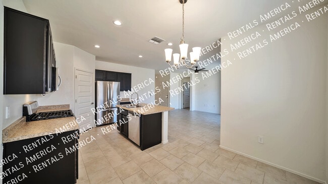 Building Photo - Spacious floorplan & great location!