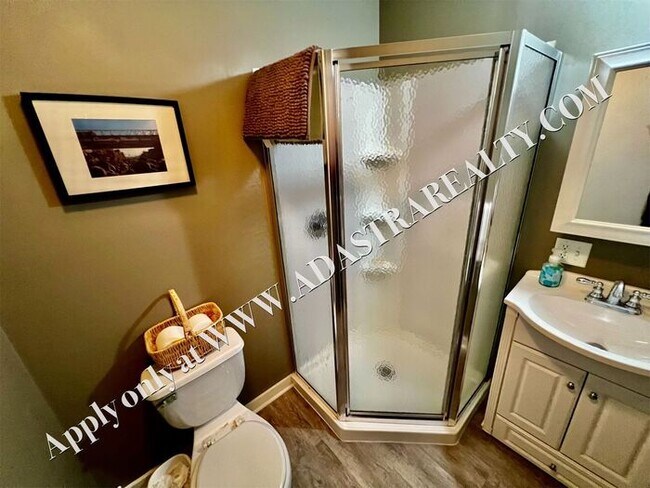 Foto del edificio - Beautiful 2 Bed 2.5 Bath Townhome Near The Plaza - Available NOW!!