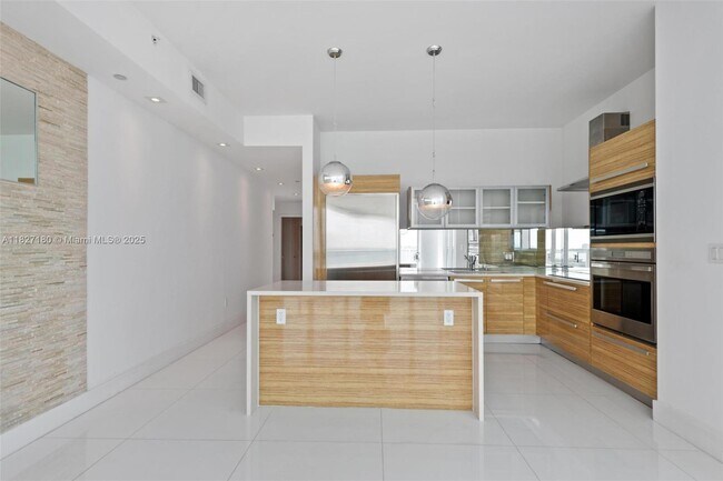Building Photo - 2020 N Bayshore Dr