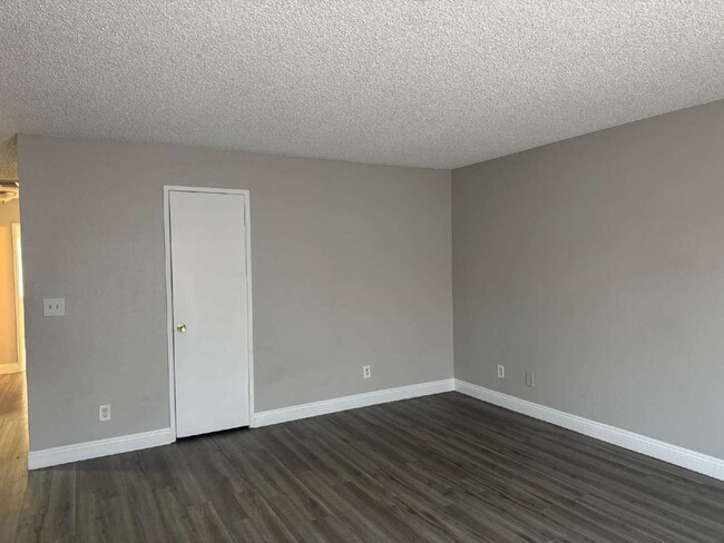 Building Photo - Spacious 2 Bed, 2 Bath Unit – Great Location!
