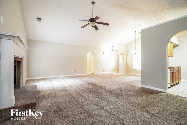 Building Photo - 204 Pineknoll Ct
