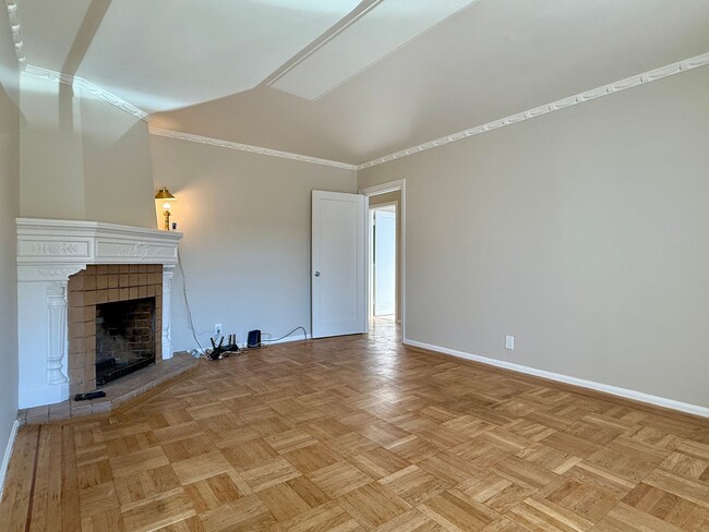 Foto del edificio - Two bedroom home for rent with large priva...