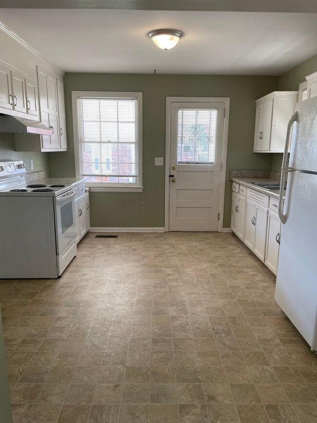 Building Photo - Adorable Donelson Home!