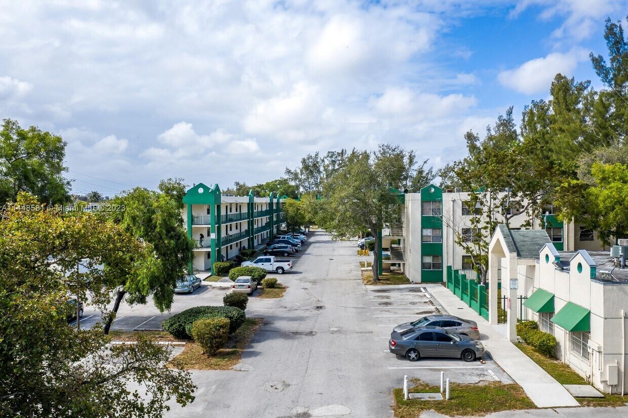 Primary Photo - 1235 NW 103rd Ln