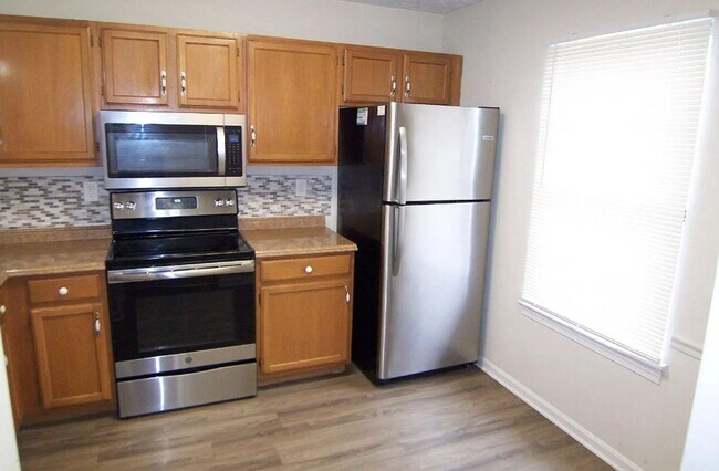 Building Photo - Middle River Townhome!