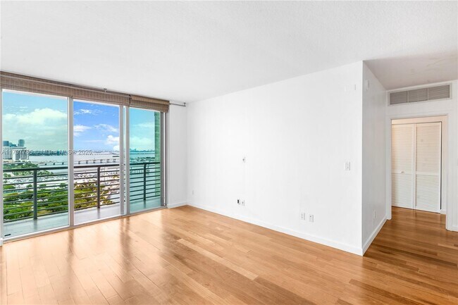 Foto del edificio - 325 S Biscayne Blvd