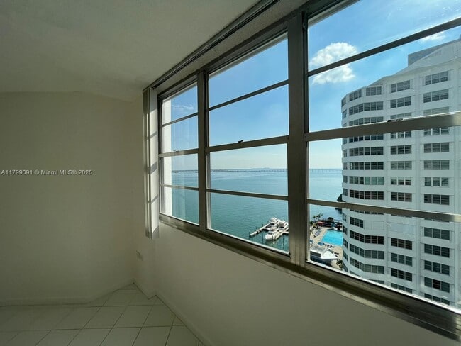 Building Photo - 801 Brickell Bay Dr