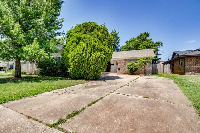 Building Photo - Adorable Village Rental