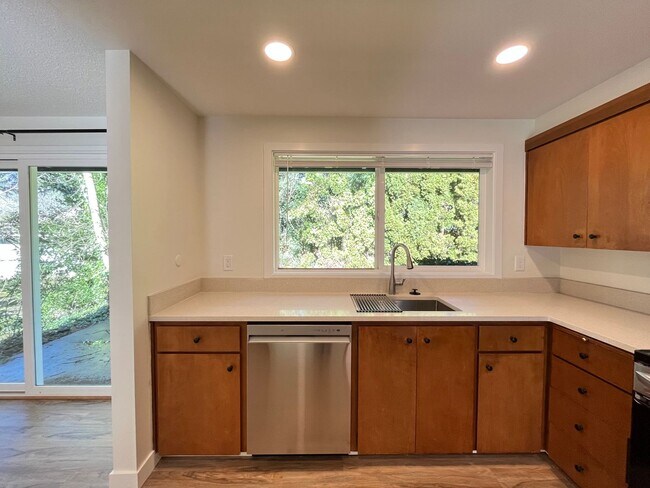 Foto del edificio - Beautiful 2 Bed, 1 Bath Duplex in SW Portland! Enjoy Private Yard, Spacious Floorplan in a Great ...