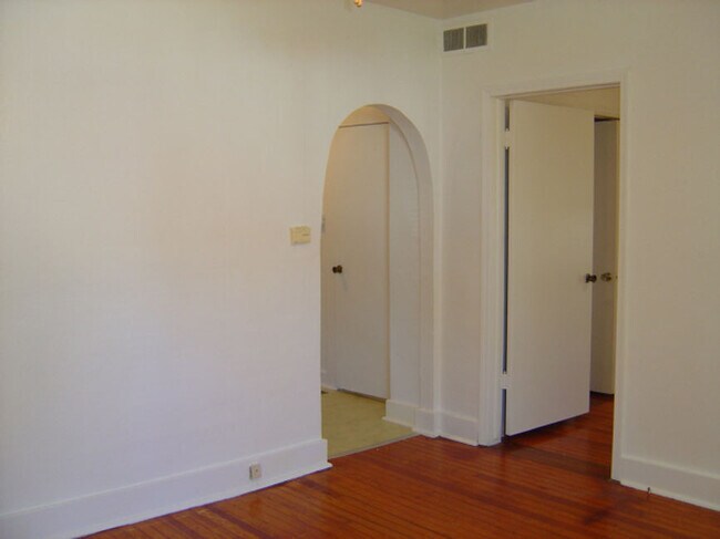 Building Photo - 1012 W. HAMILTON ST. - NO PETS - CALL OFFI...