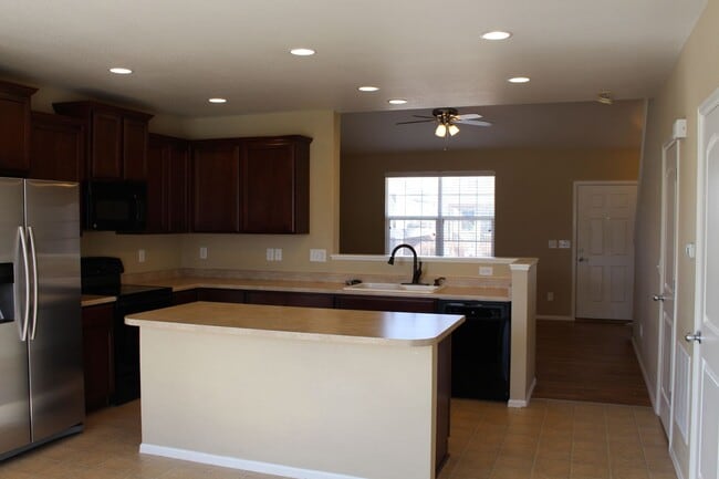 Building Photo - Windsor Gem with Deck, Yard & Natural Light – Mid-June Move-In