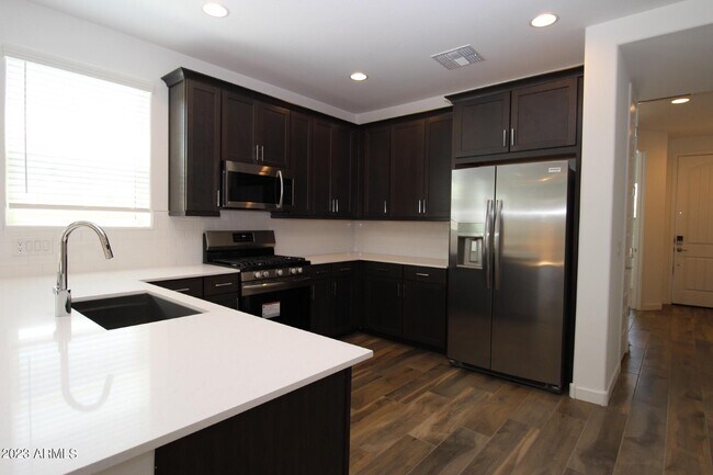 Foto del edificio - 17108 W Fallen Leaf Ln