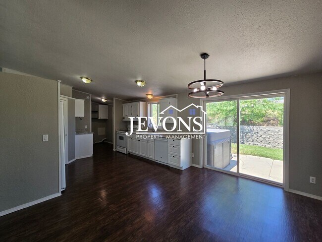 Foto del edificio - 4-bedroom single-family home with 1 fenced...