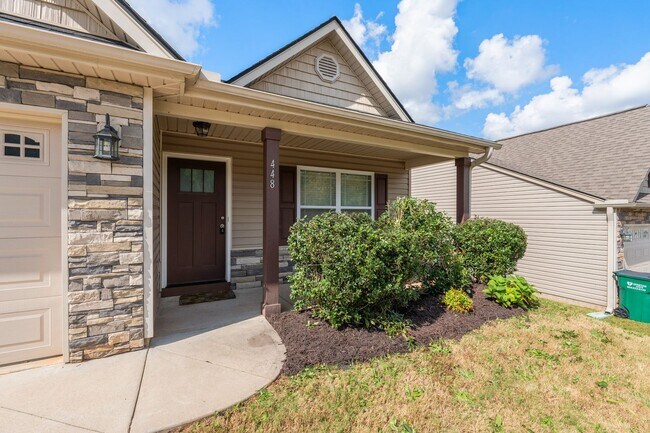 Foto del edificio - 3 BR, 2 BA 2-Car Garage Modern Ranch Livin...