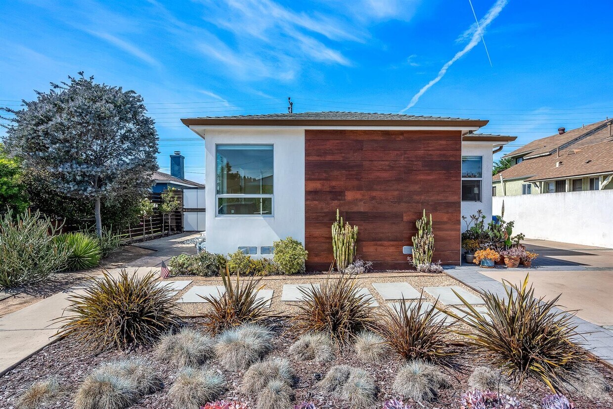 Foto del edificio - 8447 Kittyhawk Ave