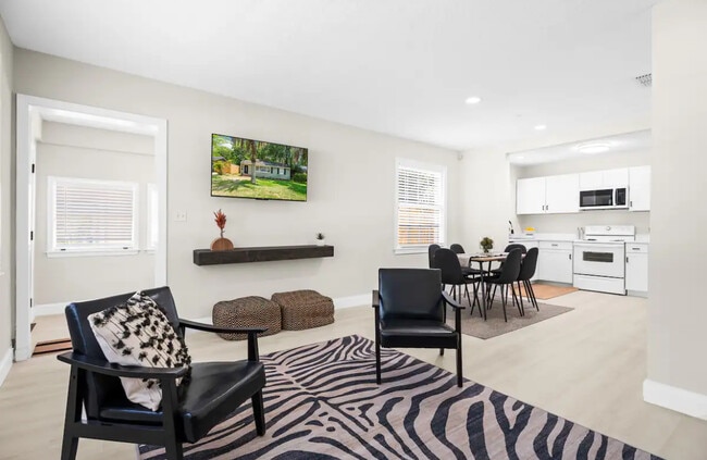 El concepto abierto parece más grande de lo que es. - 3512 Plum St