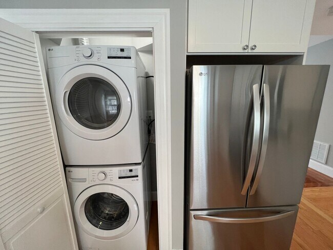 Building Photo - Renovated 4 bed 2 baths in Somerville.... Don't miss out!