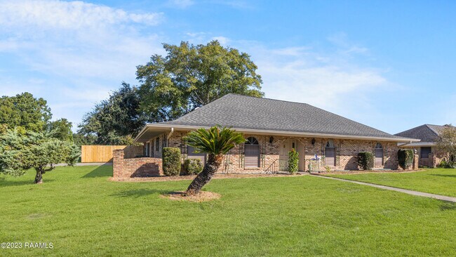 Foto del edificio - 512 Monarch Dr
