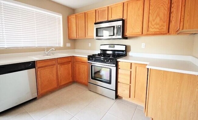Building Photo - Renters Warehouse proudly presents this be...